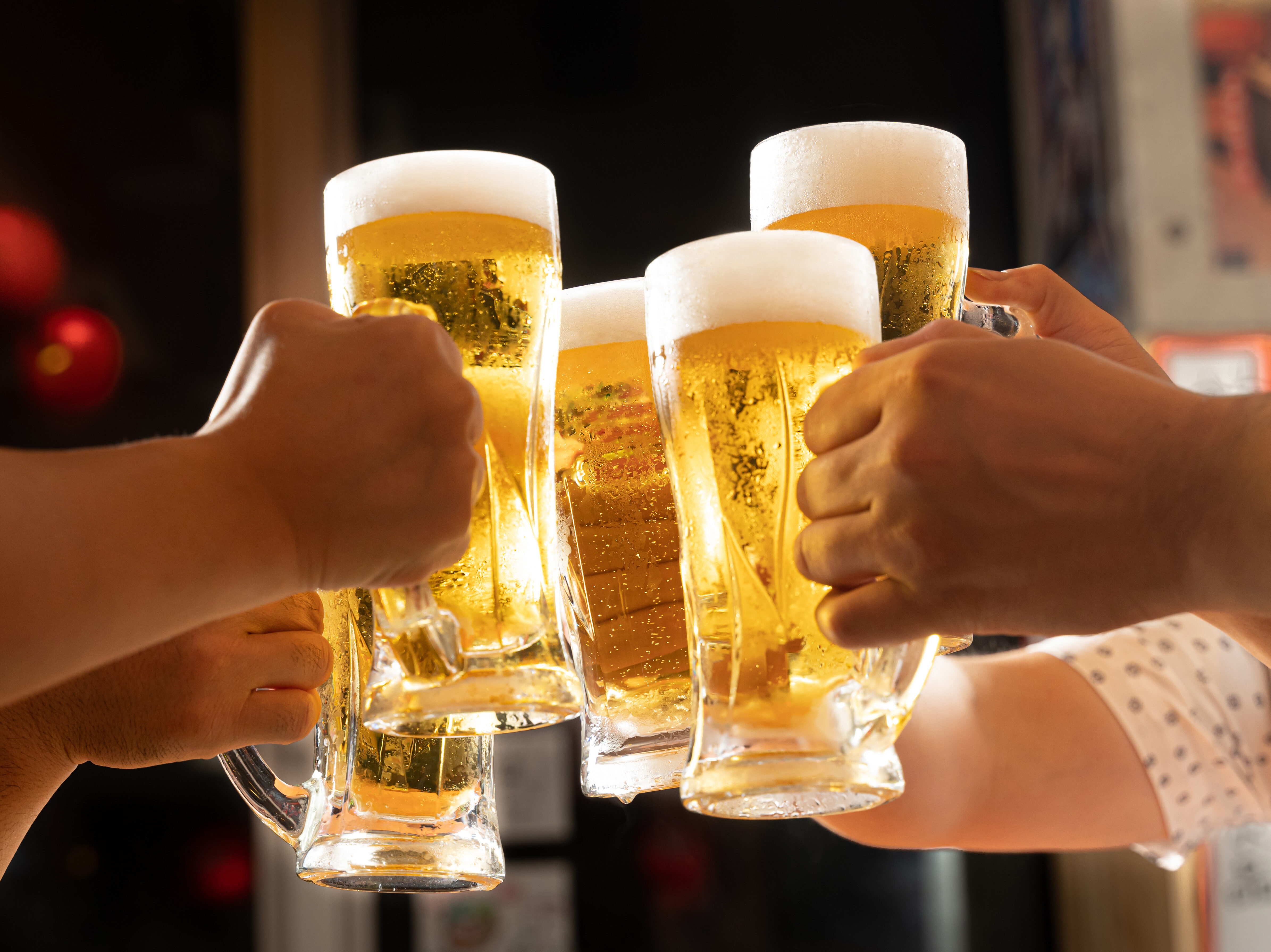 居酒屋でビールで乾杯をするイメージ
